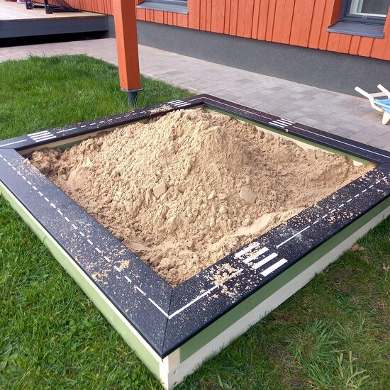 Smilšu kaste "Lielceļš" 1,5m x 1,5m – ideāla bērnu rotaļu vieta!